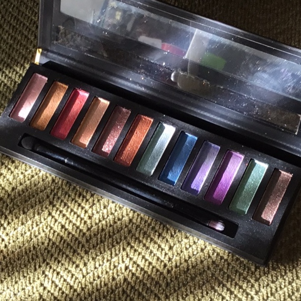 COSMETICS. EYESHADOWS